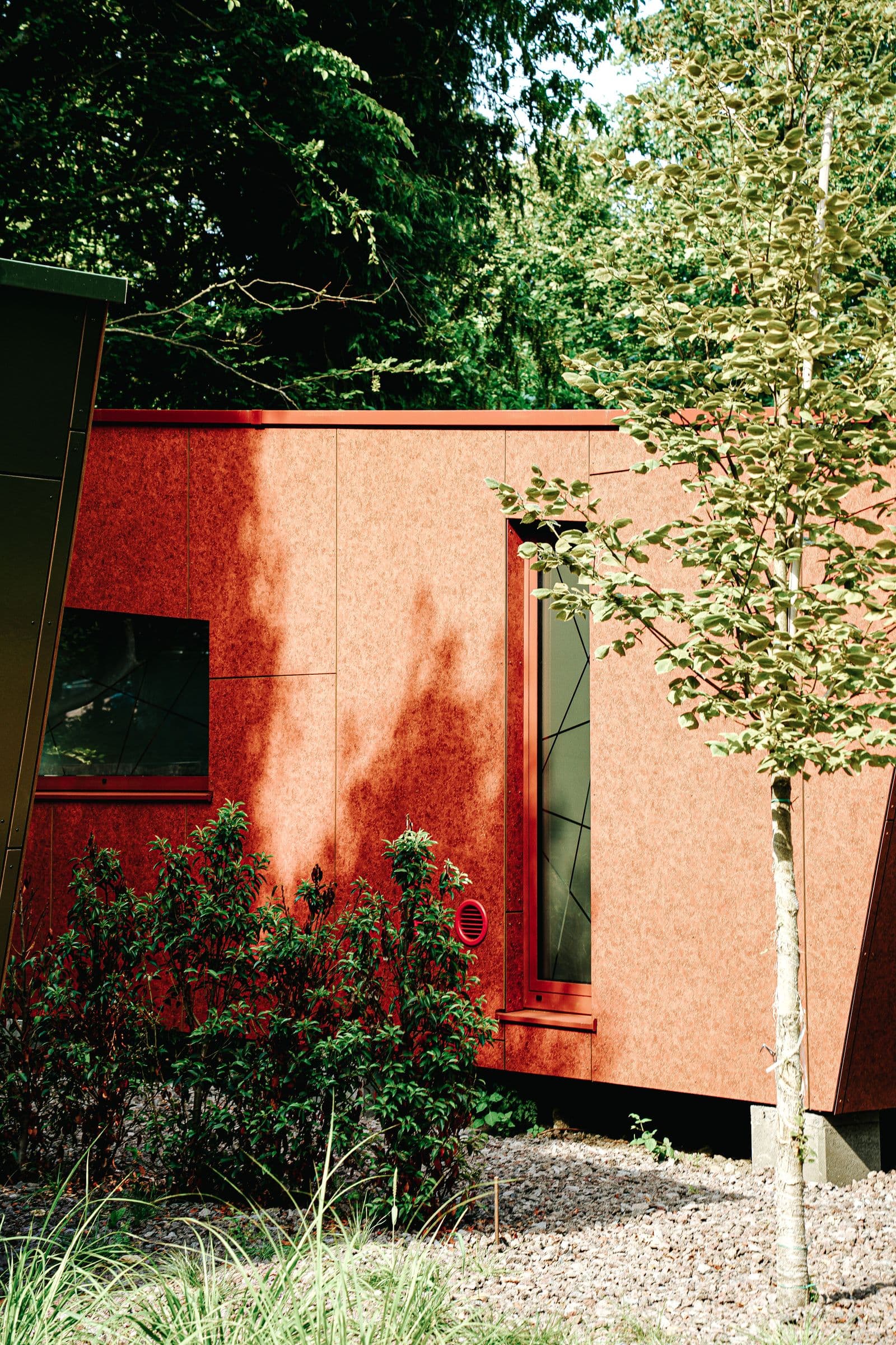 Moderne prefab mantelzorgwoning tussen het groen in een tuin